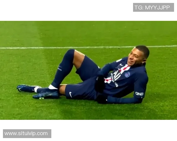 足球明星搞笑瞬间歪嘴喝水视频引发网友热议与模仿挑战