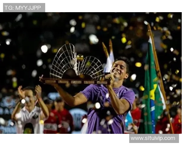 足球明星亲临网球赛场展现运动魅力与激情的精彩瞬间